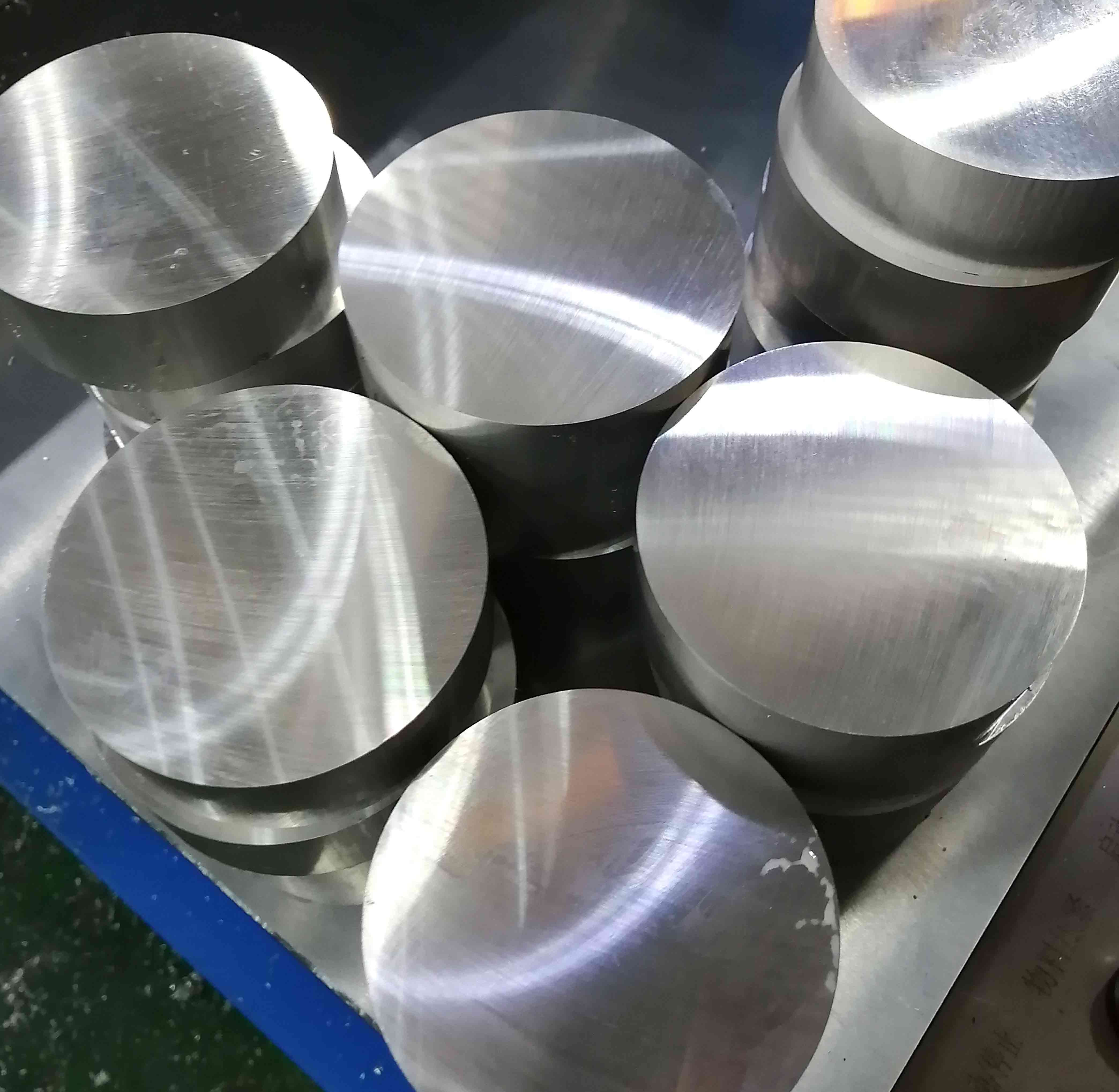 【日本】實心鋁棒切割機同時鋸切兩根100mm直徑鋁棒，超光滑