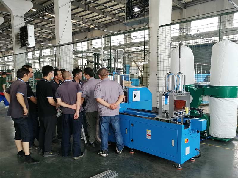 全自動切鋁機客戶現(xiàn)場調(diào)試中 全自動切鋁機客戶現(xiàn)場調(diào)試中