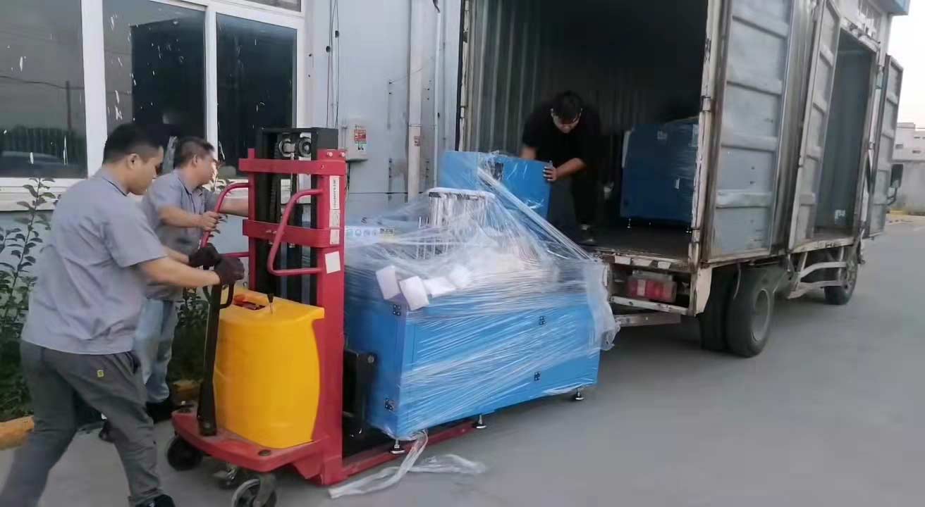 中秋假期第一天,我司一次性發貨兩臺全自動切鋁機