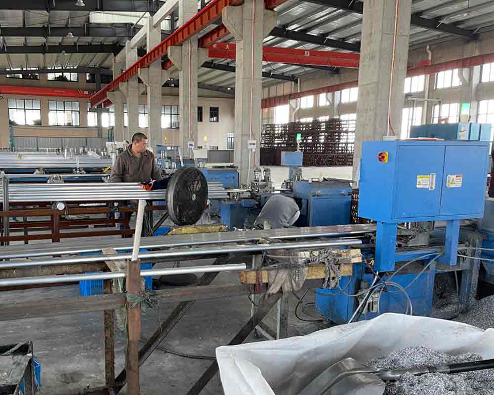 4臺全自動切鋁機并列映入眼簾-我司業(yè)務經(jīng)理前往拜訪客戶現(xiàn)場