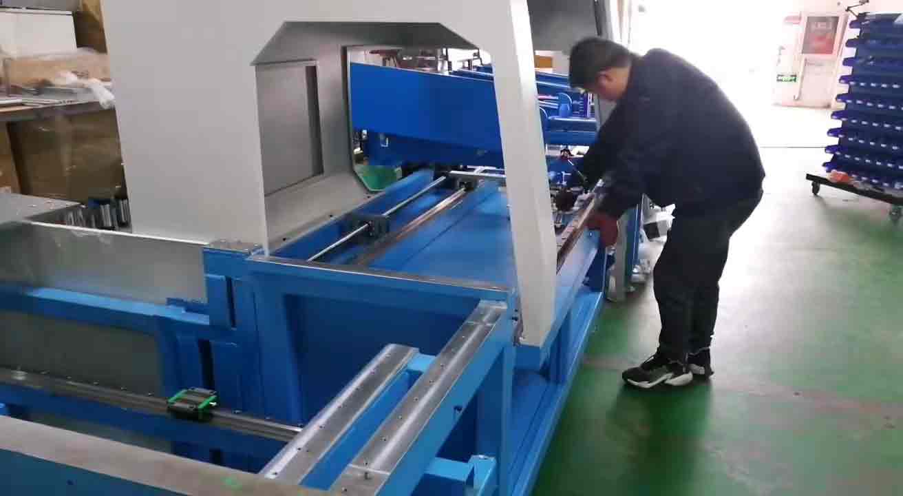 鋁型材切割機(jī)廠家雙德譽(yù)庫(kù)存又告急,車間伙伴認(rèn)真的樣子