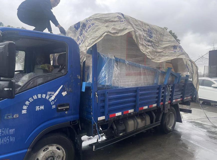 小年這天,冒雨發(fā)貨兩臺全自動切鋁機設(shè)備到江西