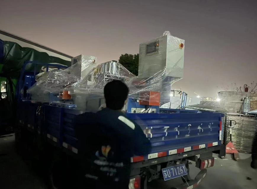 趕到天黑發(fā)貨,2臺鋁材切割機設(shè)備發(fā)貨浙江余姚經(jīng)銷商處